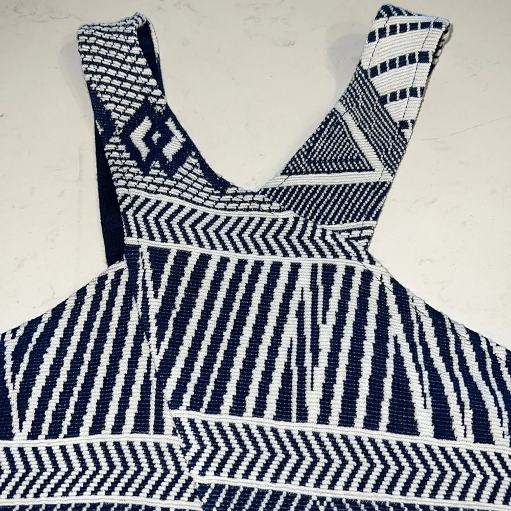 Contemporary tank - Picture 3 of 5